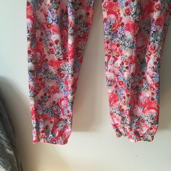 LULULEMON Rollin' With My 'Omies Flowabunga Pants 6 - Picture 6 of 6